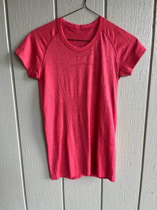 lululemon athletica Tops - Lululemon Swiftly Tech Short Sleeve Crew in Pink Size 8